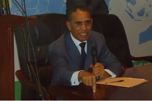 الدكتور إزيد بيه ولد محمد محمود  أستاذ بجامعة نواكشوط.